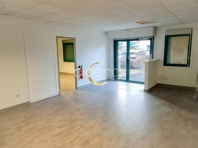 Local commercial à louer 800 € 55 m² de surface de vente Zone Rte de Clermont-avenue de la Gare Cournon d'Auvergne 63800