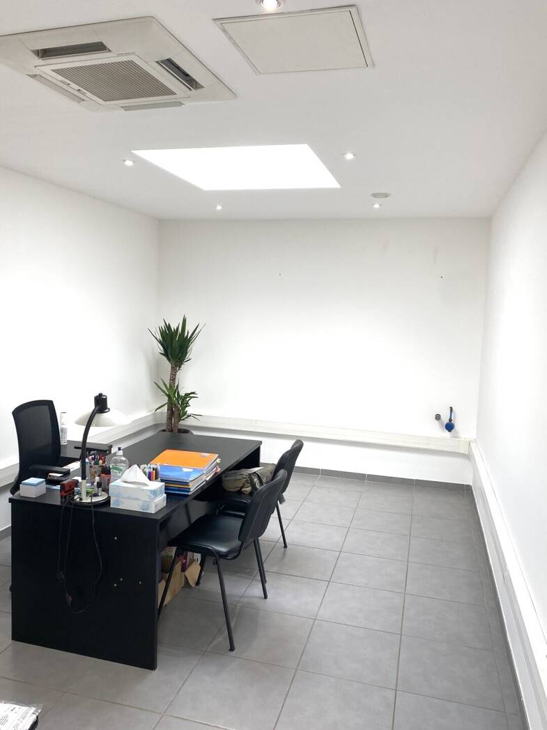 Local commercial à louer 680 € 16 m² de surface de vente Hôpital La Ciotat 13600