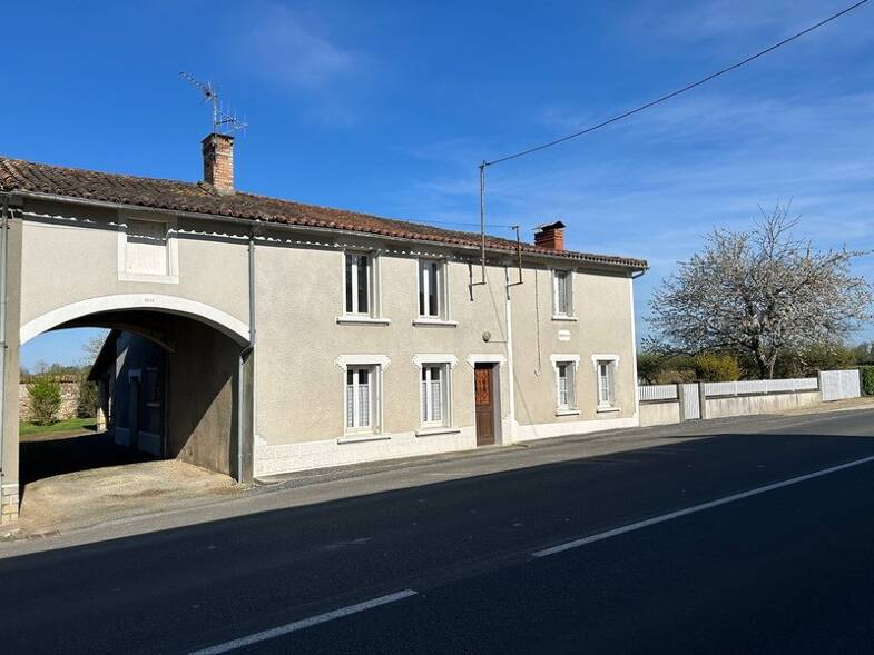 Mas à vendre 127 000 € 6 pièces 4 chambres 133 m² 2 920 m² de terrain Chantecorps 79340