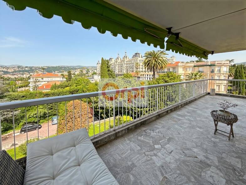 Appartement à vendre 650 000 € 4 pièces 2 chambres 102 m² Sous le toit, Étage 4/4 Cimiez Nice 06000