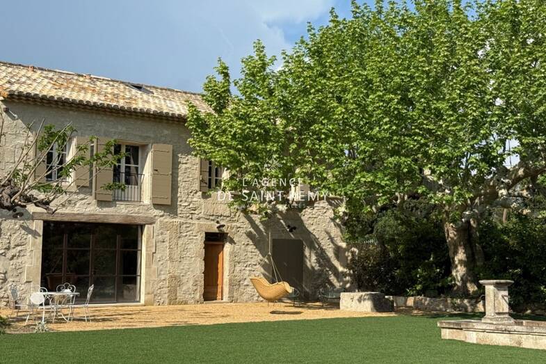 Mas à vendre de 3M à 10M € 6 pièces 5 chambres 266 m² 5 550 m² de terrain Saint-Rémy-de-Provence 13210