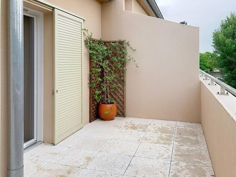 Appartement à louer 650 € 2 pièces 1 chambre 42,3 m² Sous le toit, Étage 2/2 Ouest Rochefort-du-Gard 30650