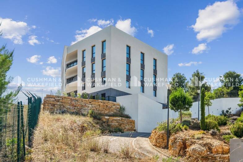 Espace bureau à vendre 3 150 834 € 1 081,1 m² de bureaux divisible de 106 m² à 1 081 m² Ouest La Ciotat 13600