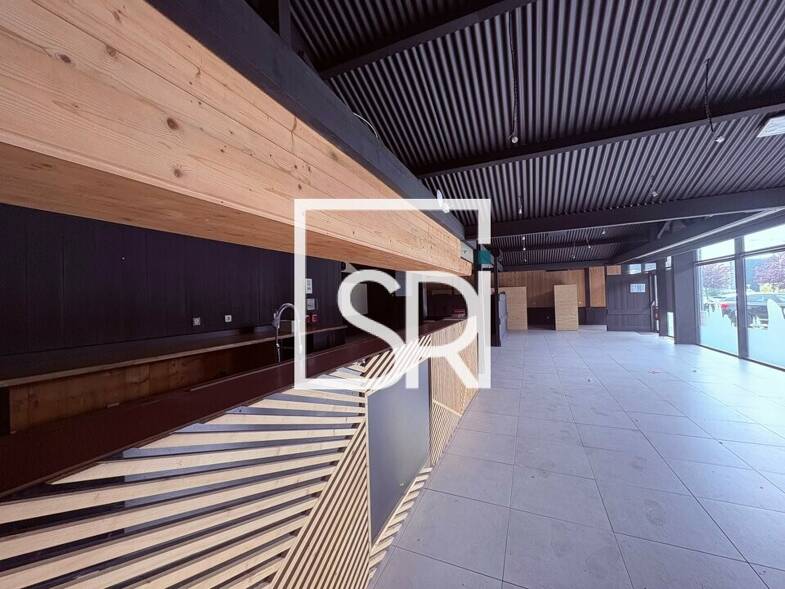 Local commercial à louer 3 538 € 385 m² de surface de vente Champratel Clermont Ferrand 63000