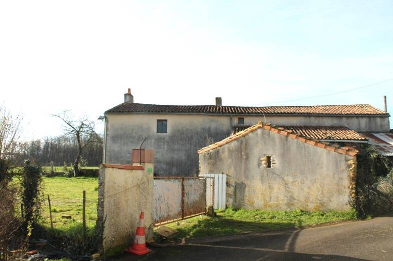 Maison à vendre 44 300 € 4 pièces 3 chambres 97 m² 767 m² de terrain Glénay 79330
